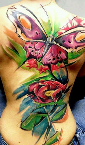 点击大图看下一张：女性满背水墨蝴蝶和花纹身图案