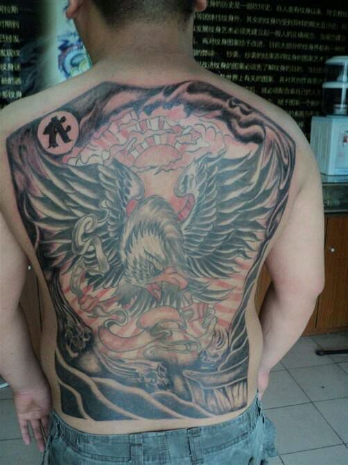 点击大图看下一张：帅哥满背老鹰纹身图案