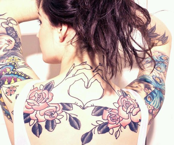 点击大图看下一张：美女肩背上好看的花和心形纹身