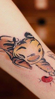 手臂彩色小老虎纹身图案