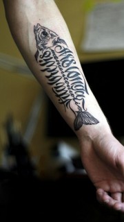 手臂上漂亮的鱼骨英文纹身