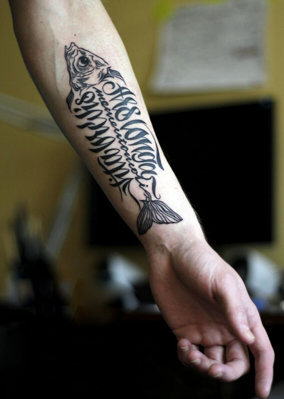 点击大图看下一张：手臂上漂亮的鱼骨英文纹身