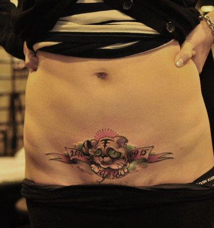 点击大图看下一张：美女腹部喜欢的小老虎纹身图案