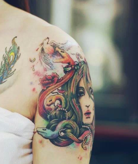 点击大图看下一张：女性手臂漂亮的美杜莎纹身