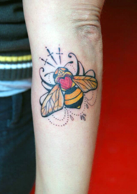 点击大图看下一张：手臂上可爱的小蜜蜂纹身图案