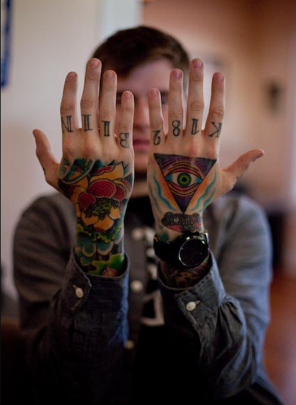 点击大图看下一张：帅哥双手漂亮的纹身图案