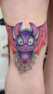 膝盖上可爱的卡通蝙蝠纹身