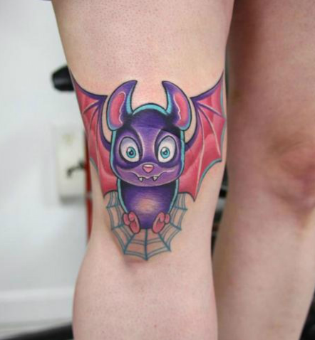 点击大图看下一张：膝盖上可爱的卡通蝙蝠纹身