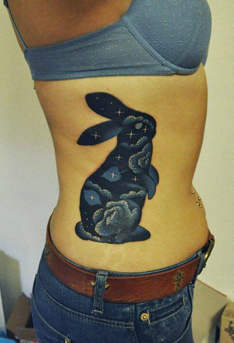 点击大图看下一张：美女腰间星空兔子纹身图案
