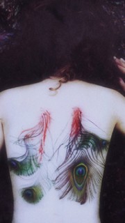 美女背部漂亮的孔雀羽毛纹身图案