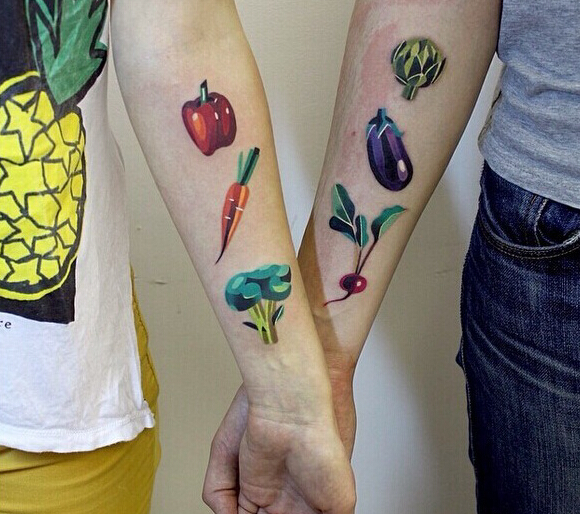 点击大图看下一张：情侣手臂可爱的蔬菜纹身图案