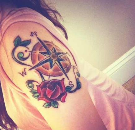 点击大图看下一张：女生手臂票的玫瑰指南针纹身图案