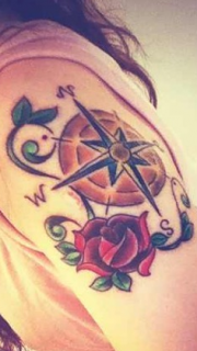 女生手臂票的玫瑰指南针纹身图案