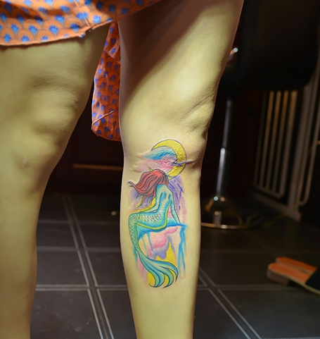 点击大图看下一张：女性腿部好看的美人鱼纹身
