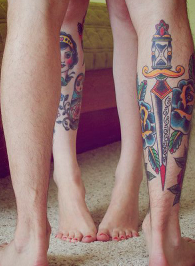 点击大图看下一张：情侣小腿上漂亮的纹身图案
