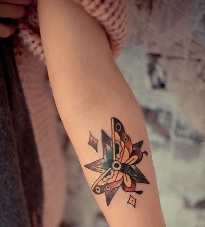 点击大图看下一张：手臂好看的五星和蝴蝶图腾纹身
