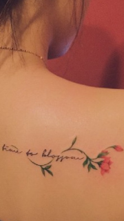 女生后背简单漂亮的英文字和花纹身