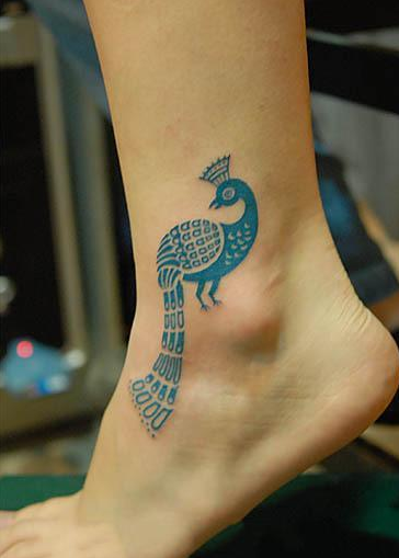 点击大图看下一张：脚踝上可爱的孔雀纹身
