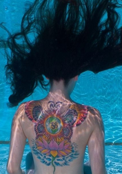 点击大图看下一张：女性满背荷花蝴蝶图腾纹身