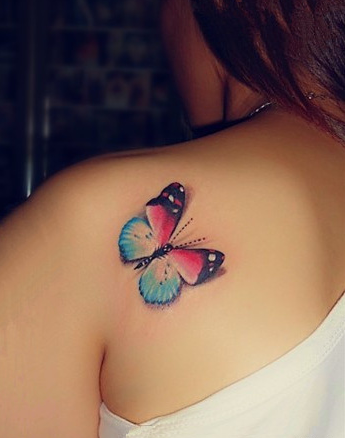 点击大图看下一张：女性背部彩色3D蝴蝶纹身图案