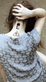 女性脖子上个性开关纹身图案