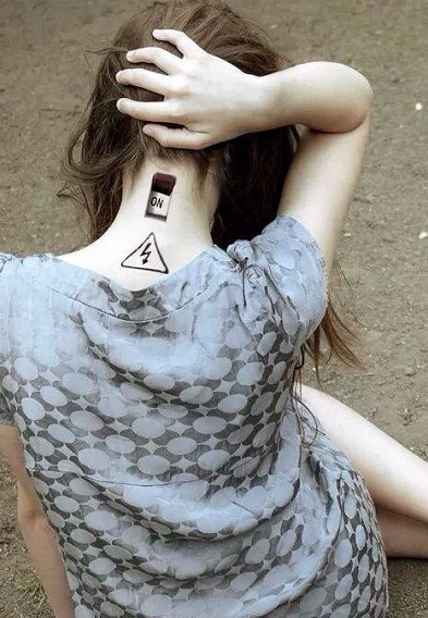 点击大图看下一张：女性脖子上个性开关纹身图案