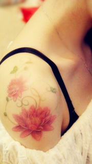 美女肩膀上漂亮的荷花纹身图案