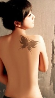 女生后背漂亮的蝴蝶纹身