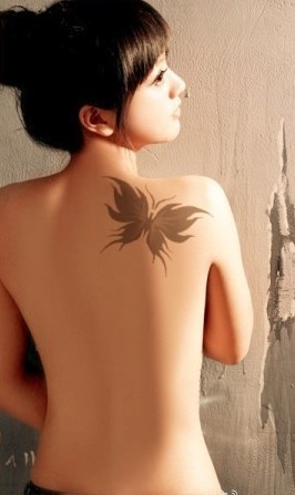 点击大图看下一张：女生后背漂亮的蝴蝶纹身