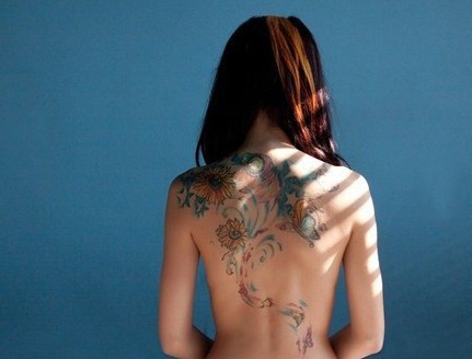 点击大图看下一张：女生漂亮的满背花卉纹身