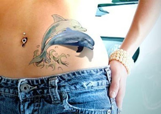 点击大图看下一张：腹部逼真的3D海豚纹身