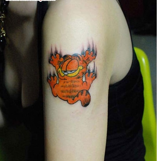 点击大图看下一张：手臂上动感的加菲猫纹身