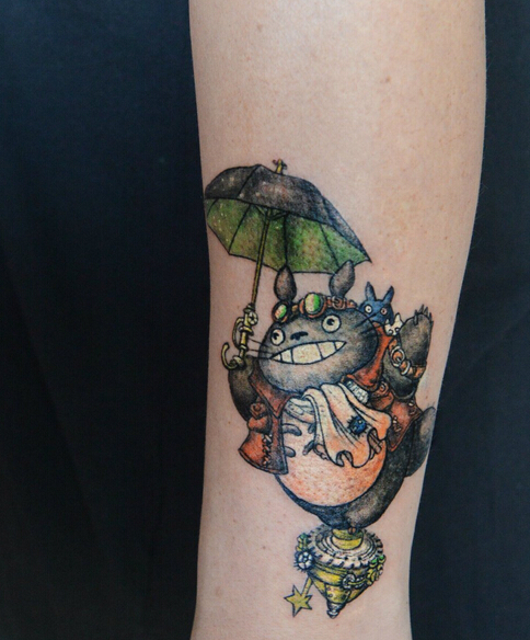 点击大图看下一张：手臂上可爱的小龙猫纹身图案