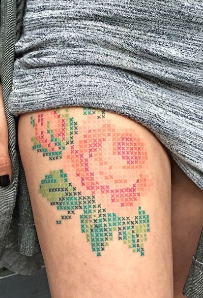 点击大图看下一张:女性腿部玫瑰十字绣纹身