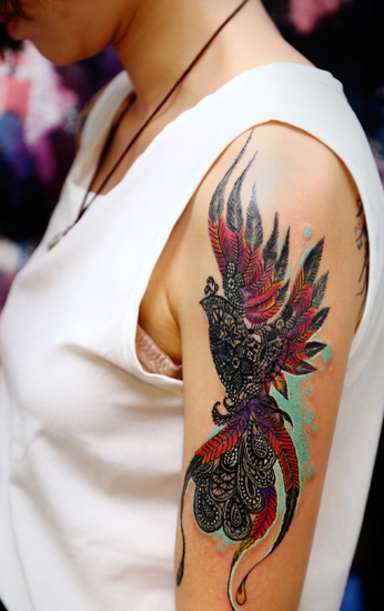 点击大图看下一张：女性手臂个性的凤凰图腾纹身