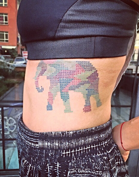 点击大图看下一张：女性腰部大象十字绣纹身图案