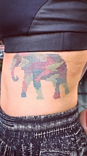女性腰部大象十字绣纹身图案