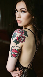 美女披肩的玫瑰和心形纹身