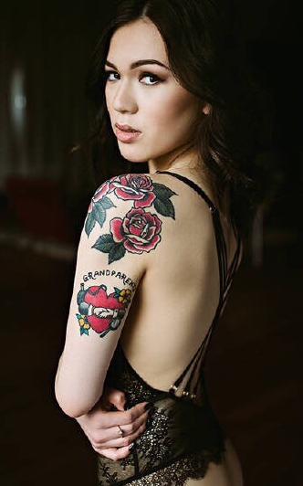 点击大图看下一张：美女披肩的玫瑰和心形纹身