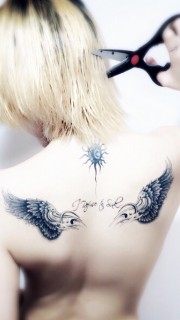 美女后背漂亮的翅膀英文字母纹身