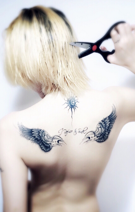点击大图看下一张：美女后背漂亮的翅膀英文字母纹身