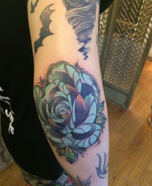 点击大图看下一张：手臂上漂亮的蓝色玫瑰纹身