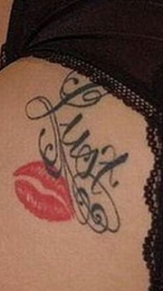 女性臀部性感的红唇英文字纹身