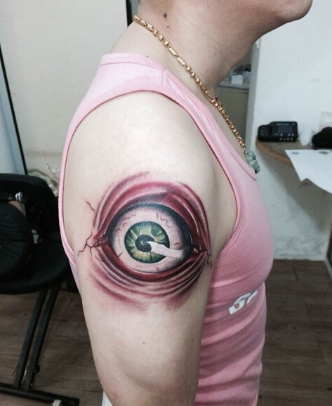 点击大图看下一张:男性手臂个性的眼睛纹身