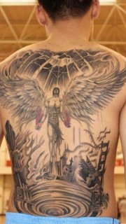 男性满背霸气的天使纹身