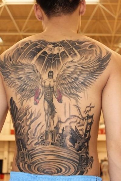 点击大图看下一张：男性满背霸气的天使纹身
