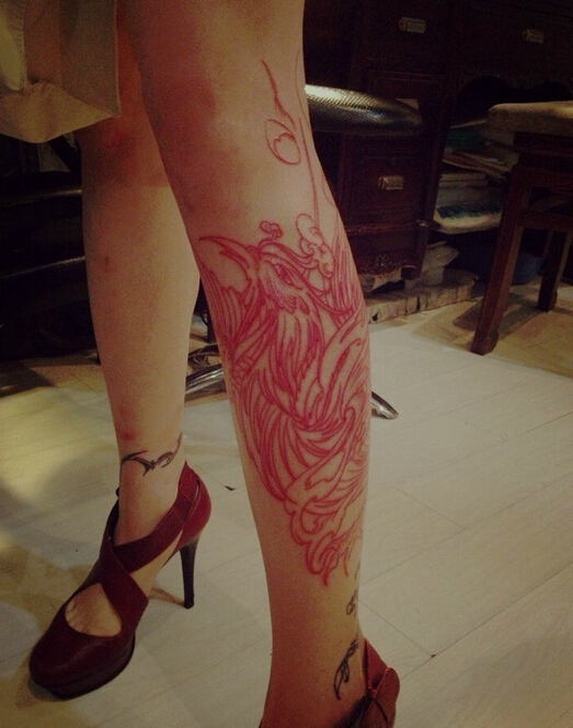 点击大图看下一张：美女腿部割肉凤凰纹身
