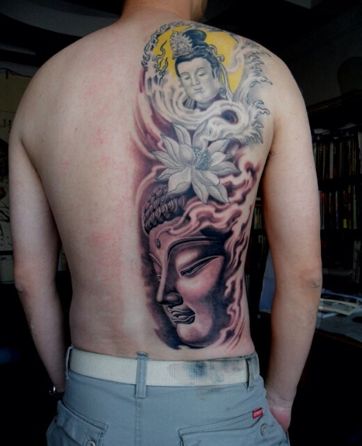 点击大图看下一张：男性背部佛与观音纹身图案