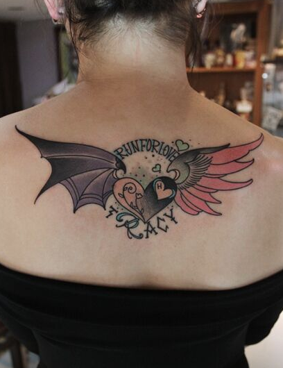 点击大图看下一张：后背心形上天使恶魔翅膀纹身