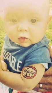 可爱宝宝手臂上的小拳头纹身图案